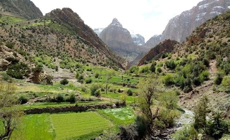 Panorama des parois de calcaire rouge à Taghia, dans le Haut Atlas