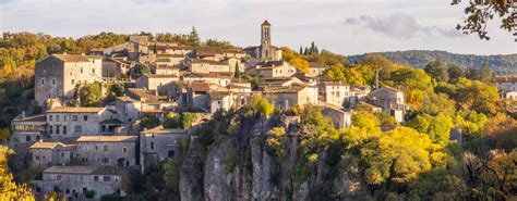 Paysage vallonné de l'Ardèche avec vignobles et villages en pierre
