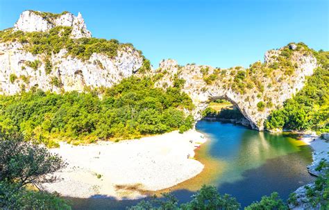 Vue panoramique sur les gorges de l'Ardèche et le Pont d'Arc