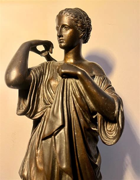 Coulures verdâtres sur une statue en bronze