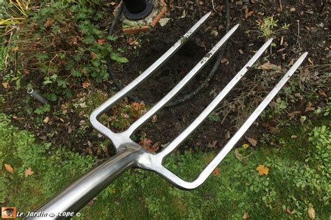 une fourche-bêche posée dans un jardin potager