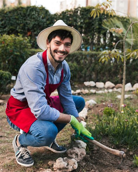 un jardinier utilisant une houe japonaise dans un potager