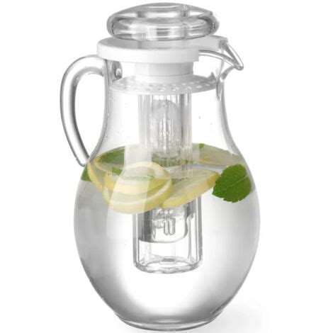 Pichet rempli de boisson à l'hibiscus avec des glaçons