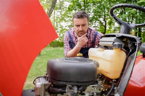 Poste de conduite ergonomique d'un tracteur tondeuse
