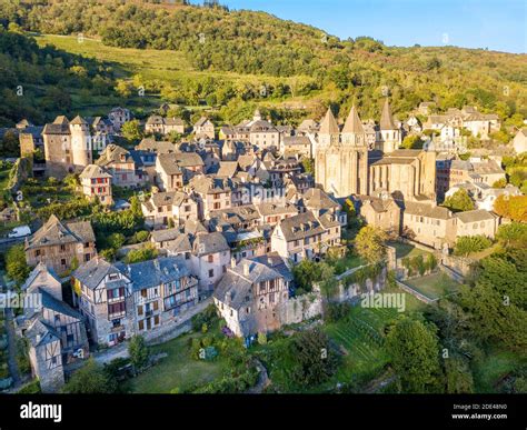 Vue panoramique du village de Conques et de son abbatiale