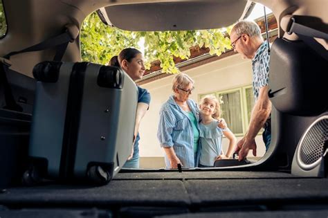 Personnes chargeant des sacs de terre dans un coffre de voiture