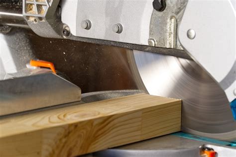 Menuisier découpant du bois avec une scie circulaire