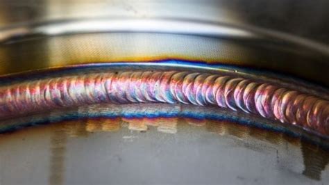 Photo macro d'une soudure propre sur un carter en aluminium montrant la maîtrise technique nécessaire