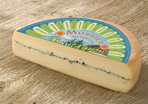 Fromage Morbier avec sa ligne noire