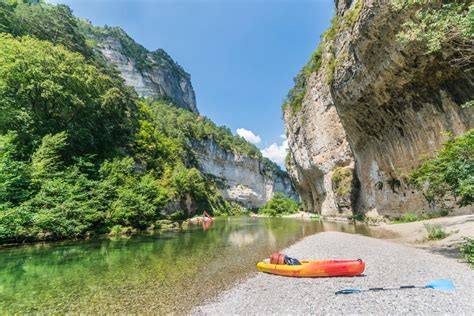 Vue panoramique des Gorges de l'Aveyron depuis une falaise