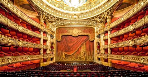 Scène d'opéra avec éclairages dramatiques