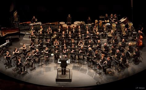 Orchestre symphonique interprétant une œuvre classique