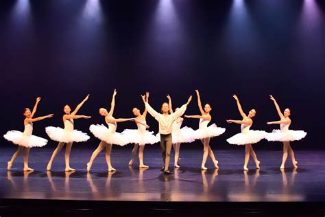 Scène de ballet classique avec costumes élaborés