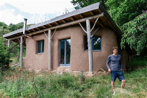 Maison en terre-paille banché en cours de construction