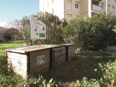 Composteur partagé dans un quartier résidentiel