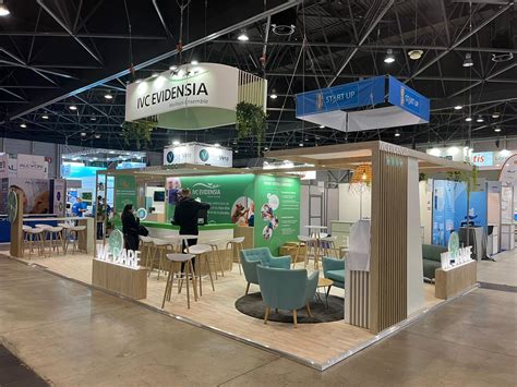 Un bénévole échangeant avec un visiteur sur le stand de l'association lors d'un salon dédié à la randonnée
