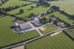 Vue aérienne d'une exploitation agricole diversifiée en Belgique