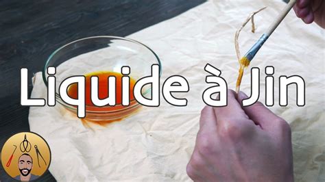 Détail rapproché d'un Jin traité au liquide à jin, révélant la texture argentée du bois