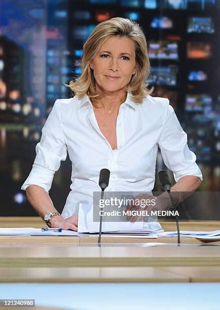 Portrait professionnel d'une journaliste sur un plateau télévisé