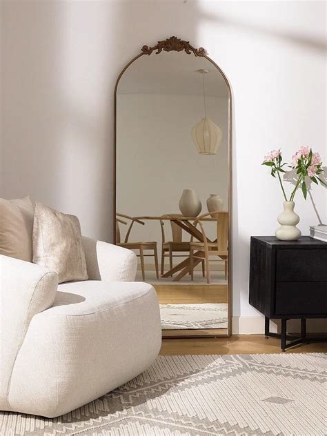 Un salon moderne avec un grand miroir rond à cadre noir minimaliste