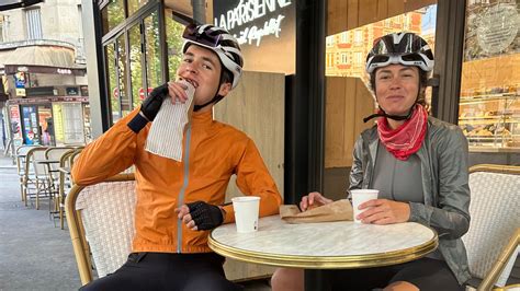 Cycliste portant une tenue technique de la marque Café du Cycliste lors d'une sortie hivernale