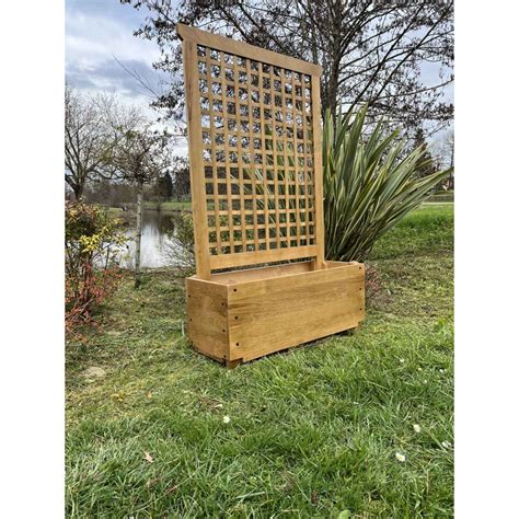 Jardinière avec treillage en bois installée sur une terrasse fleurie