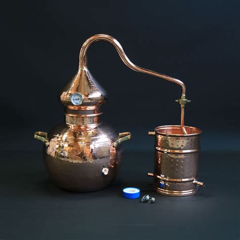 Comparaison visuelle entre un alambic à bain-marie et un alambic traditionnel