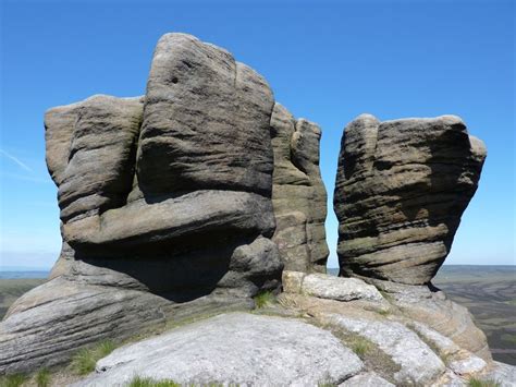 Paysage typique du Peak District avec ses formations rocheuses de gritstone