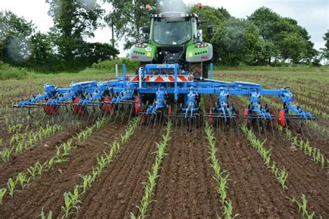 Champ agricole avec une bineuse rotative