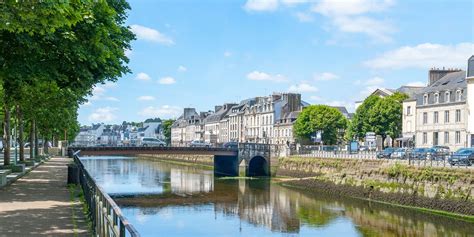Vue panoramique de la ville de Quimper et son cadre verdoyant propice à l'élevage