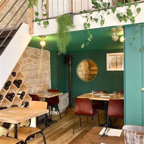Vue extérieure de la devanture du restaurant Les Mauvaises Herbes à Lyon, niché dans une rue typique des pentes de la Croix-Rousse