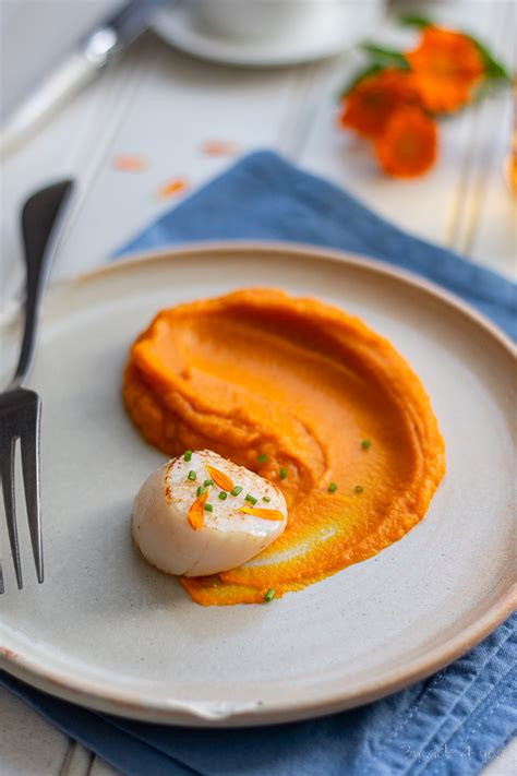 Assiette gastronomique végétalienne composée d'un potimarron rôti, purée au curcuma et tuile aux graines