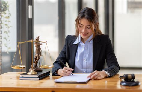 Une personne consultant un avocat