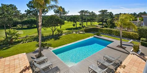 Vue panoramique d'une villa de vacances avec jardin et piscine