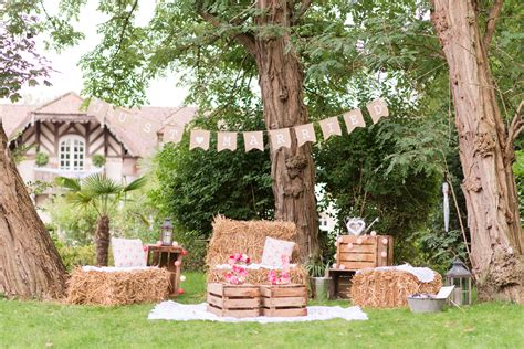 mariage champêtre en extérieur avec décoration florale