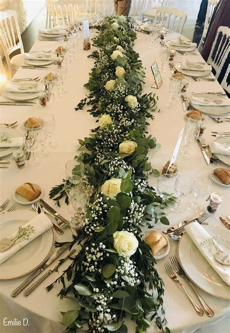 chemin de table en lierre et fleurs blanches