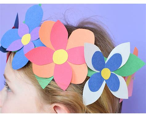 Couronne de tête avec des fleurs en papier