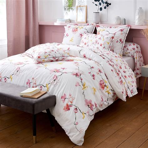 Image d'une chambre avec parure de lit hortensias