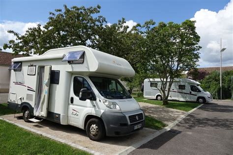 Camping-car sur une aire de stationnement en Allemagne