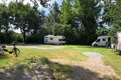 Aire de camping-car près d'un lac en Allemagne