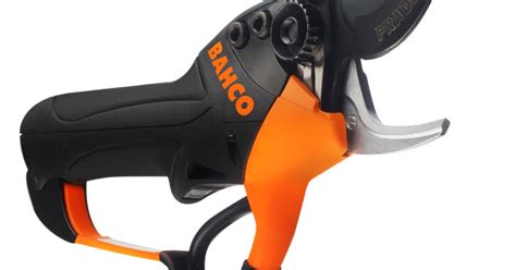 Sécateur électrique Bahco BCL21 en situation de taille dans un verger