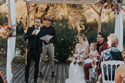 Photo de mise en situation d'une demi-couronne portée lors d'une cérémonie de mariage en extérieur