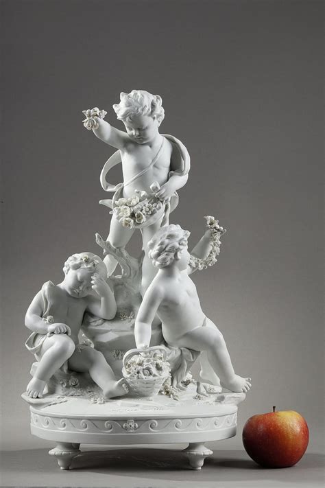 une coupe à fruits en biscuit de porcelaine finement ciselée avec des détails d'enfants et de fruits