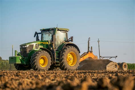 Tracteur John Deere dans un champ maraîcher