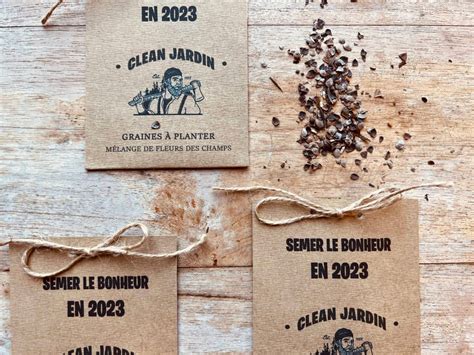 préparation manuelle de sachets de graines dans un atelier