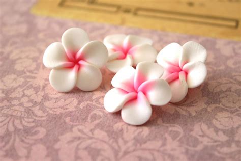 fleurs en pâte polymère miniatures