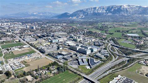 Vue aérienne des zones industrielles et résidentielles bordant le fleuve Charente