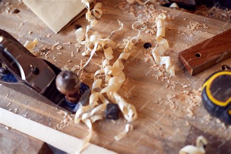atelier de menuiserie artisanale avec outils modernes et copeaux de bois