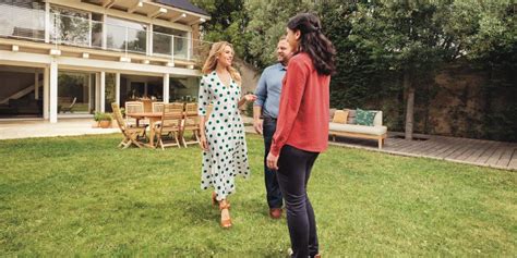 Des voisins discutant paisiblement dans un jardin