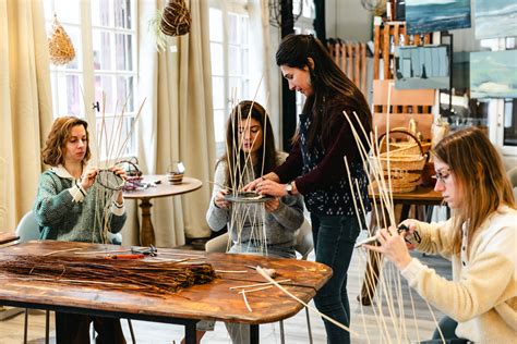 une collection de paniers en vannerie traditionnelle exposés dans un atelier